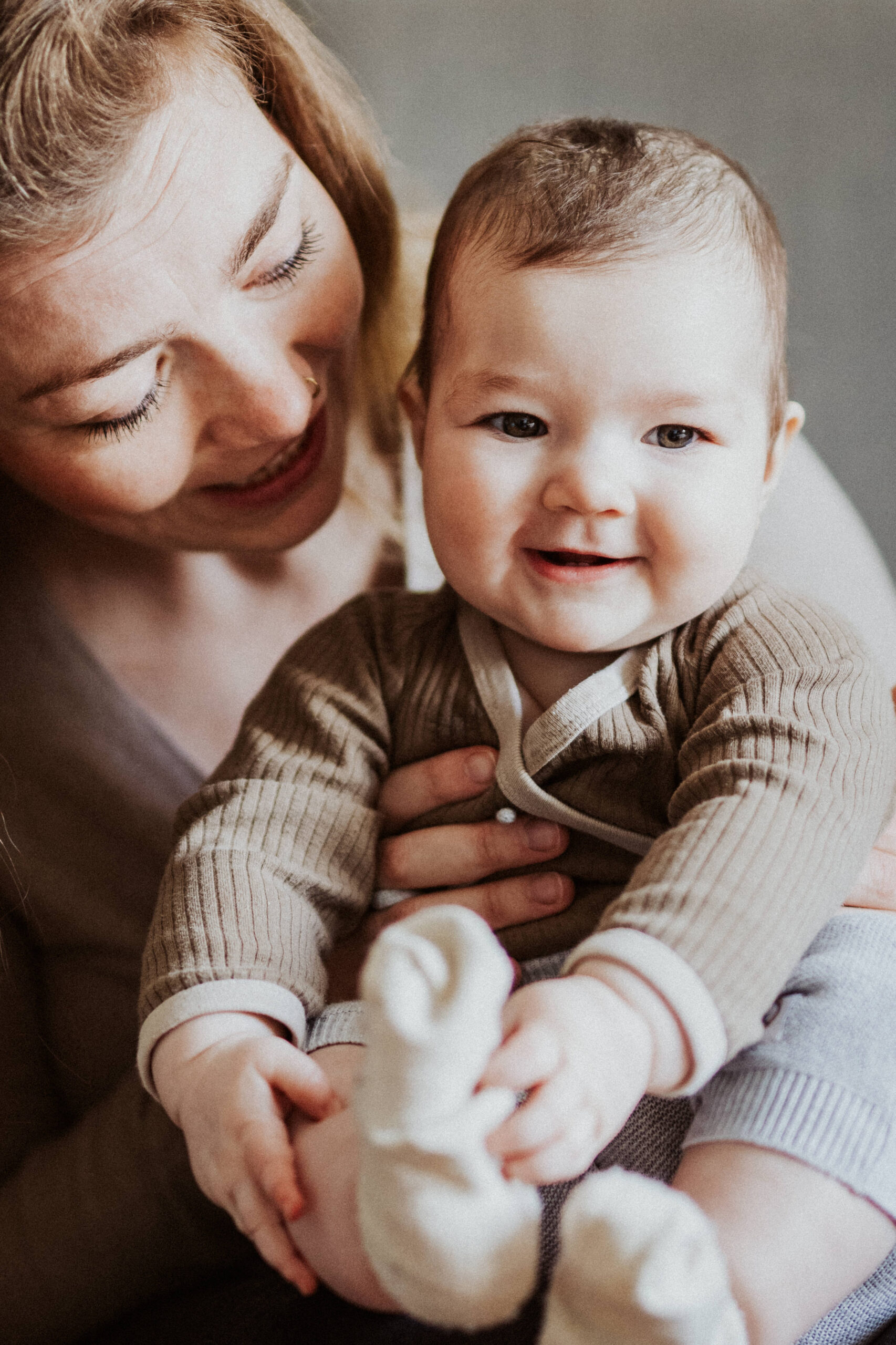 Bild 02 der Reportage 05: Baby mit seinen Eltern zu Hause