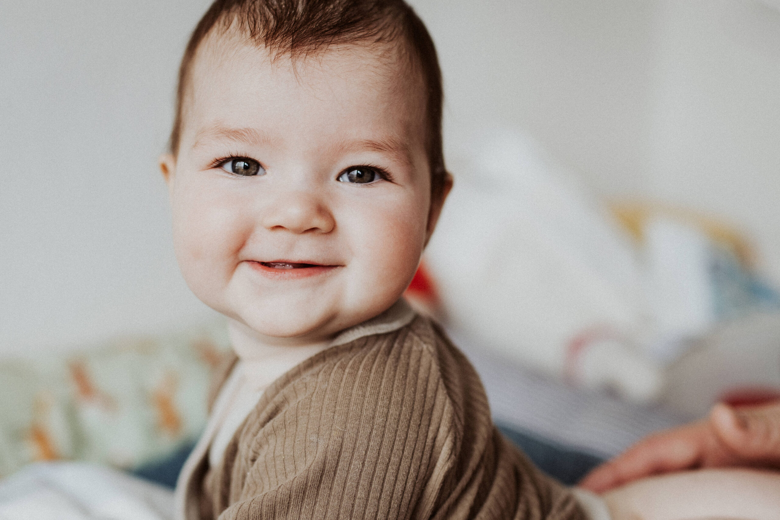 Bild 06 der Reportage 05: Baby mit seinen Eltern zu Hause