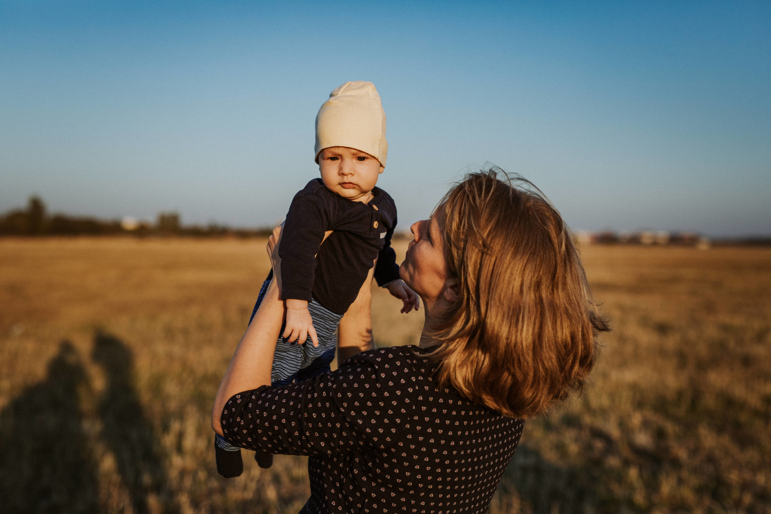 Bild 01 der Reportage 08: ein Tag im Feld mit Baby