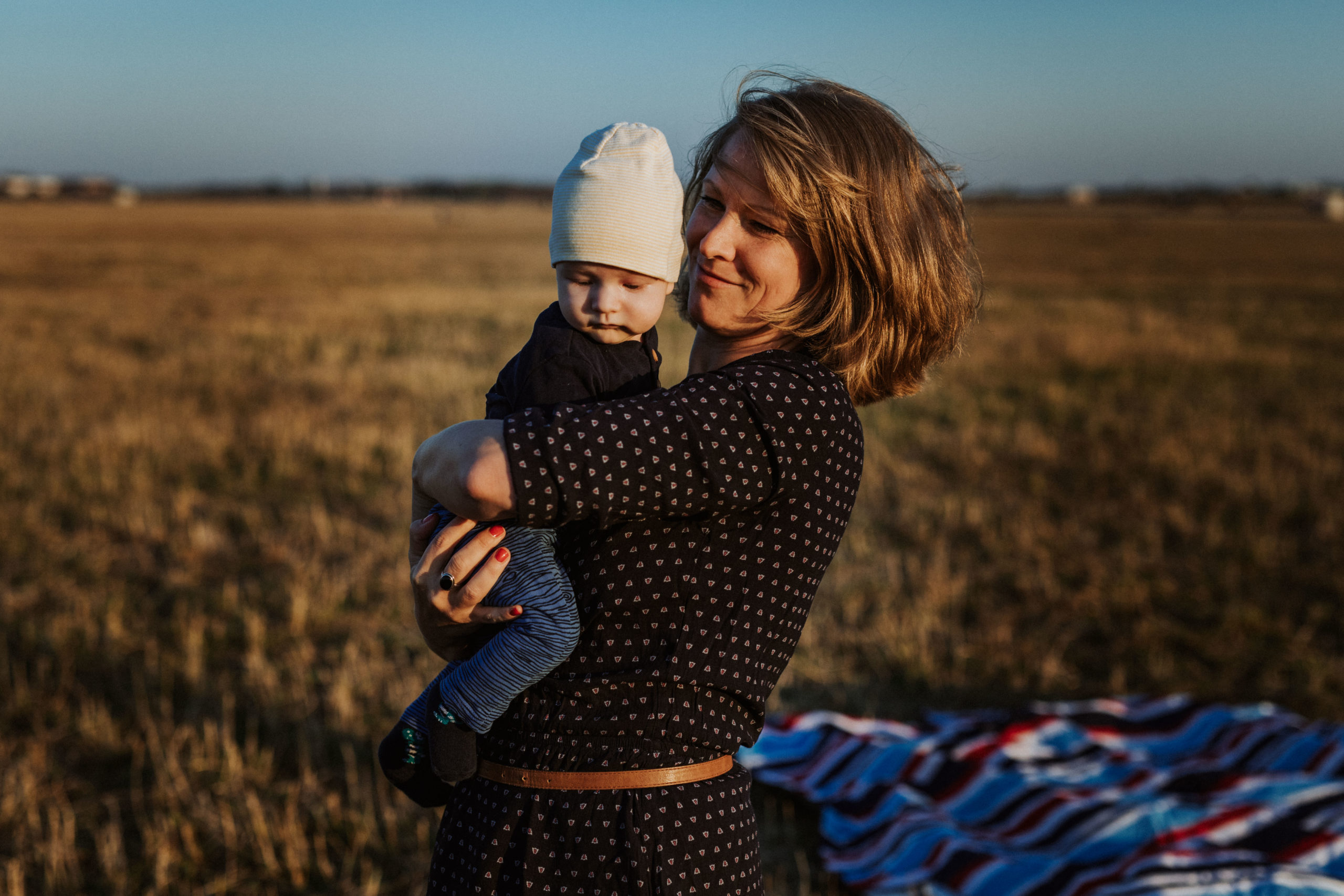 Bild 02 der Reportage 08: ein Tag im Feld mit Baby