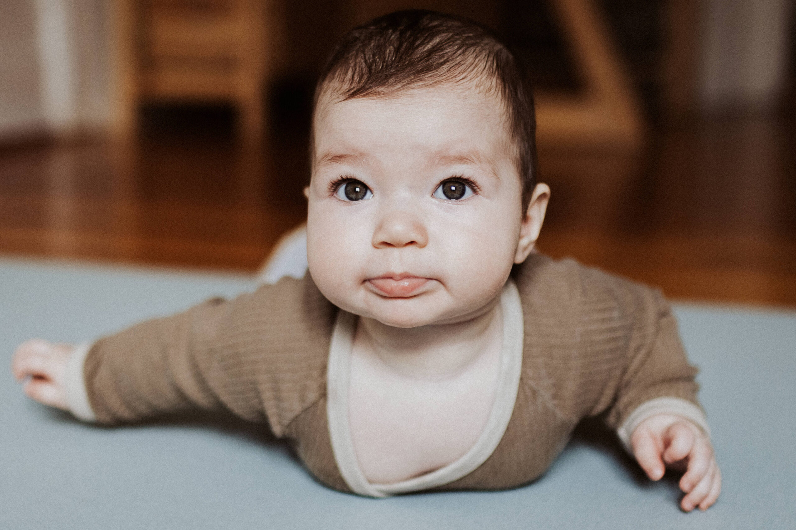 Baby auf dem Bauch auf einer weichen Unterlage